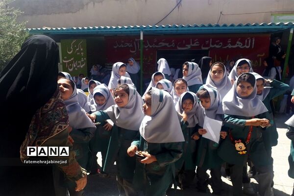بازارچه دانش‌آموزی به‌مناسبت هفته معلم در دبستان پرنیان ابرکوه