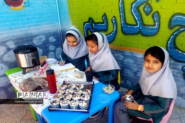 بازارچه دانش‌آموزی به‌مناسبت هفته معلم در دبستان پرنیان ابرکوه