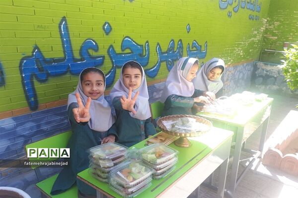 بازارچه دانش‌آموزی به‌مناسبت هفته معلم در دبستان پرنیان ابرکوه