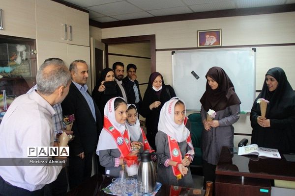 تبریک روز معلم به کارکنان سازمان پژوهش و مؤلفان کتب درسی توسط دانش‌آموزان عضو سازمان دانش‌آموزی شهرستان‌های استان تهران