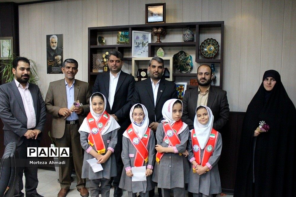 تبریک روز معلم به کارکنان سازمان پژوهش و مؤلفان کتب درسی توسط دانش‌آموزان عضو سازمان دانش‌آموزی شهرستان‌های استان تهران
