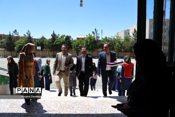 بازدید مدیر آموزش و پرورش شهرستان ملارد از مدارس به مناسبت گرامیداشت روز معلم