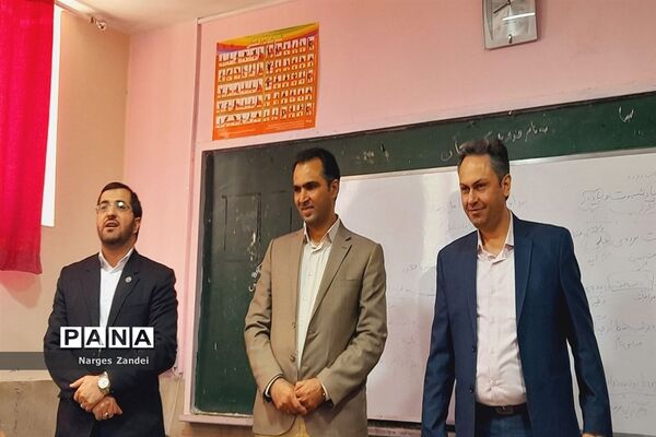 بازدید مدیر آموزش و پرورش شهرستان ملارد از مدارس به مناسبت گرامیداشت روز معلم
