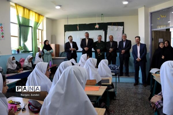 بازدید مدیر آموزش و پرورش شهرستان ملارد از مدارس به مناسبت گرامیداشت روز معلم