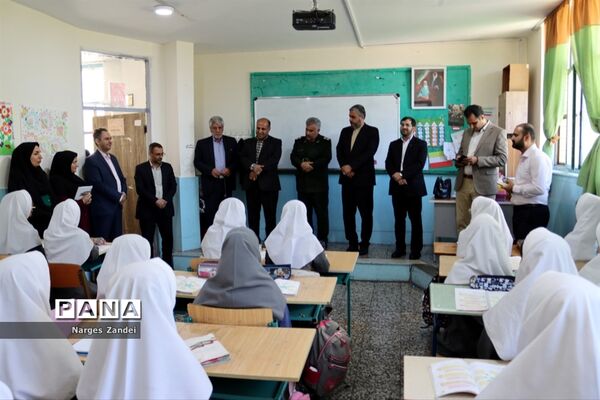 بازدید مدیر آموزش و پرورش شهرستان ملارد از مدارس به مناسبت گرامیداشت روز معلم