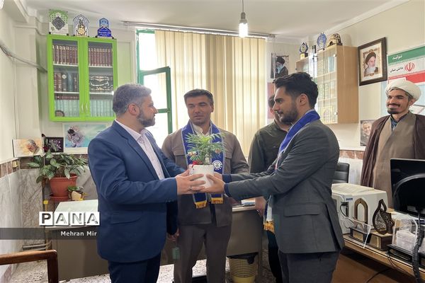 تقدیر اعضای سازمان دانش‌آموزی گلستان از مسئولان آموزش و پرورش به‌مناسبت گرامیداشت هفته معلم