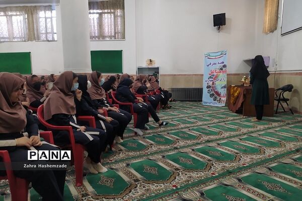 گرامیداشت هفته مشاغل در دبیرستان مهدیه ناحیه یک شهرری