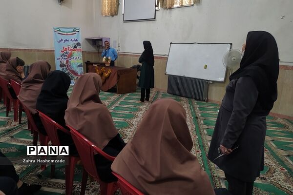 گرامیداشت هفته مشاغل در دبیرستان مهدیه ناحیه یک شهرری