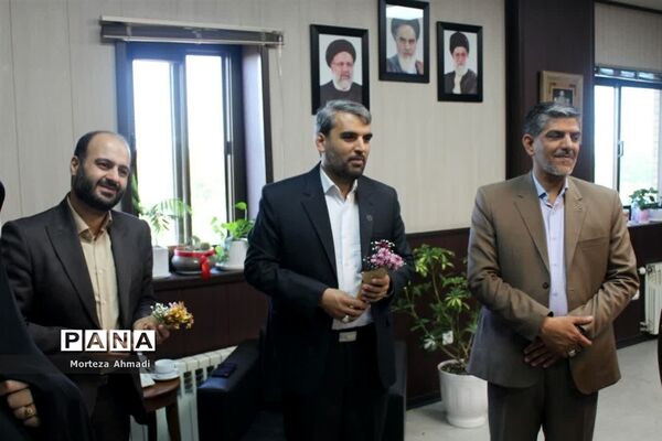 تبریک هفته معلم به مدیرکل آموزش و پرورش شهرستان‌های استان تهران توسط دانش‌آموزان عضو سازمان دانش‌آموزی