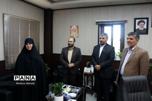 تبریک هفته معلم به مدیرکل آموزش و پرورش شهرستان‌های استان تهران توسط دانش‌آموزان عضو سازمان دانش‌آموزی