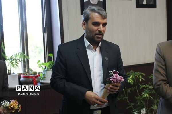 تبریک هفته معلم به مدیرکل آموزش و پرورش شهرستان‌های استان تهران توسط دانش‌آموزان عضو سازمان دانش‌آموزی