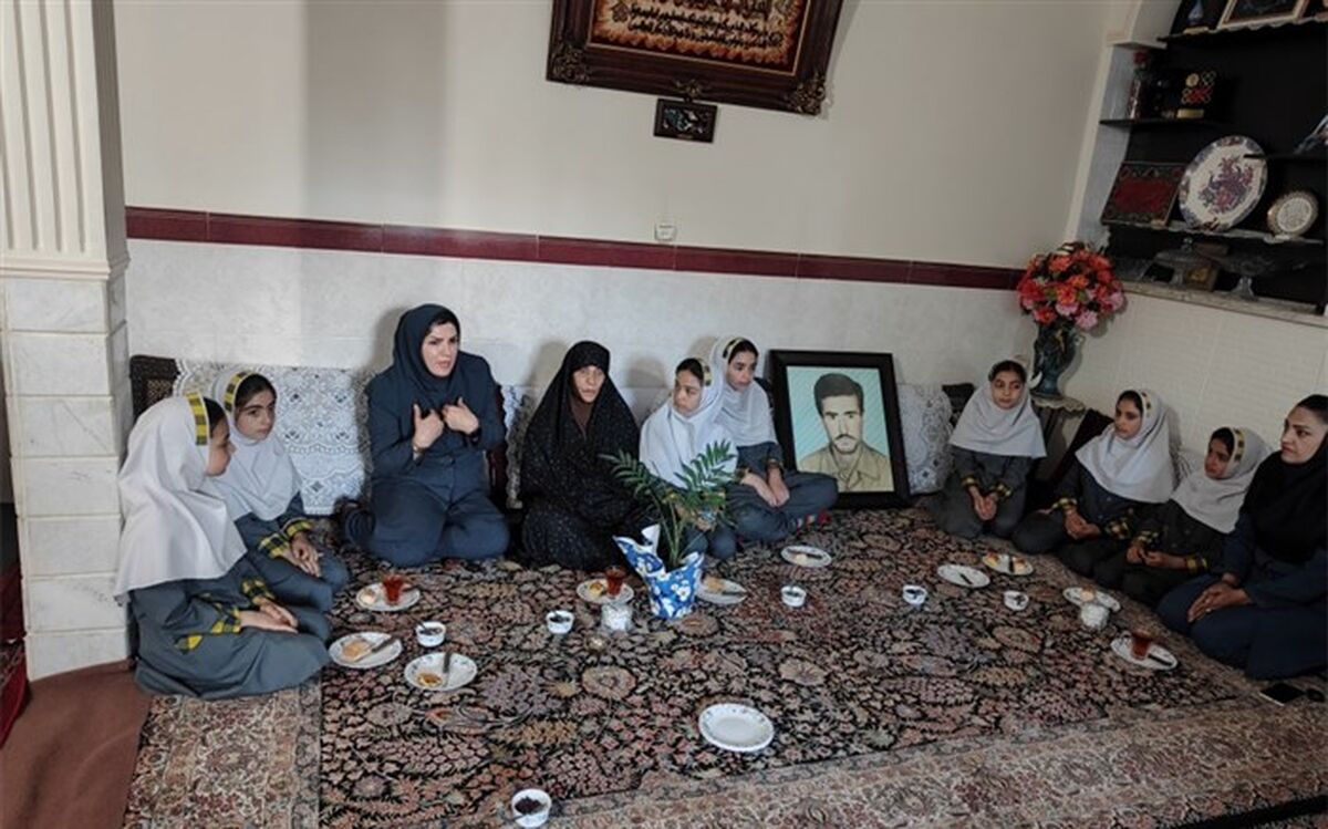 دیدار دانش‌‌‌آموزان دبستان مزرعه صفادشت، با خانواده شهید در هفته معلم