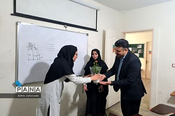 تقدیر و تبریک  کارشناس مسئول آموزش متوسطه به دبیران  مدرسه نوین آفرین رودهن در هفته معلم