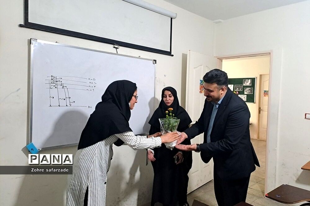 تقدیر و تبریک  کارشناس مسئول آموزش متوسطه به دبیران  مدرسه نوین آفرین رودهن در هفته معلم