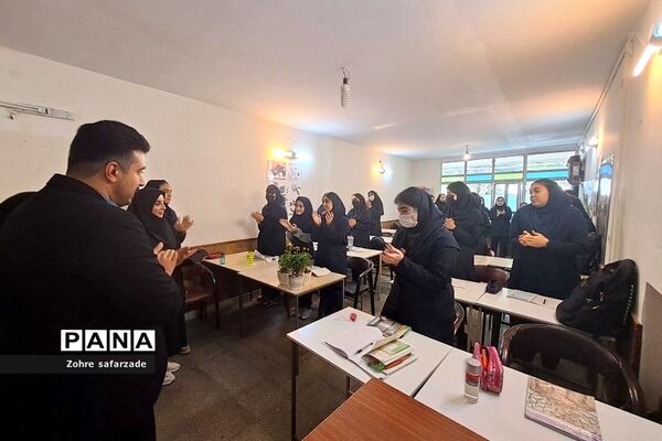 تقدیر و تبریک  کارشناس مسئول آموزش متوسطه به دبیران  مدرسه نوین آفرین رودهن در هفته معلم