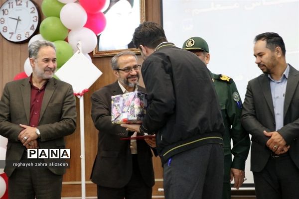 آیین نواختن زنگ سپاس معلم در دبیرستان شاهد خاندان قفلی