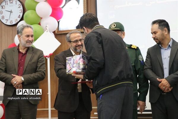 آیین نواختن زنگ سپاس معلم در دبیرستان شاهد خاندان قفلی