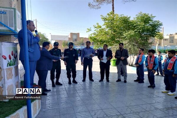 نواختن زنگ سپاس معلم در دبستان پسرانه حضرت قاسم ناحیه یک یزد