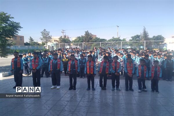 نواختن زنگ سپاس معلم در دبستان پسرانه حضرت قاسم ناحیه یک یزد