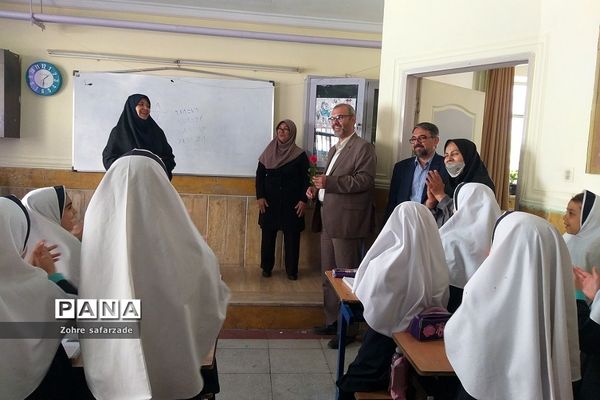 مراسم گرامیداشت هفته معلم در دبستان اندیشه رودهن