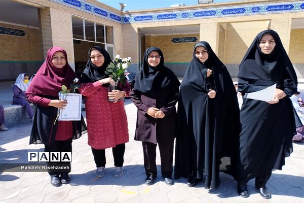 مراسم سپاس معلم در دبستان حاج یدالله پسران ناحیه یک یزد