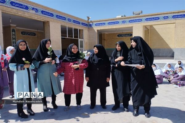 مراسم سپاس معلم در دبستان حاج یدالله پسران ناحیه یک یزد