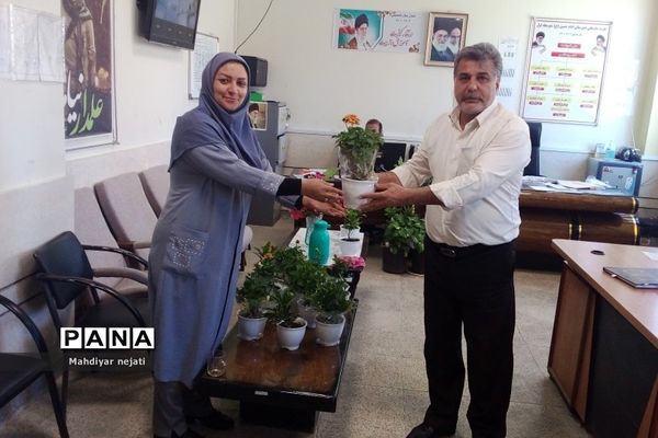 تقدیر مدیر مدرسه امام حسین(ع) رودهن از معلمان