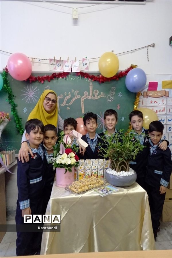 جشن معلم سپاس در دبستان احمد معینی منطقه ۱۳