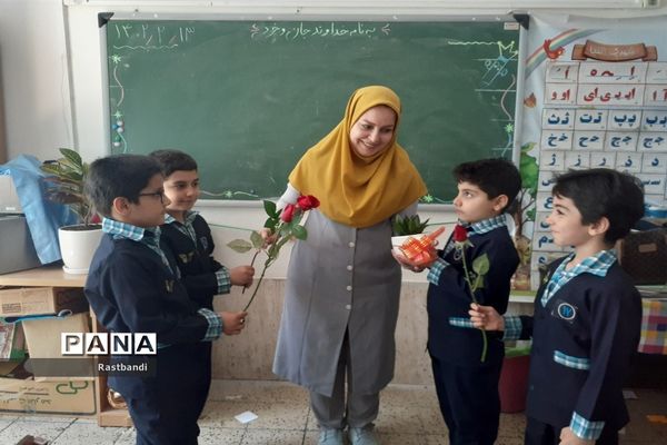 جشن معلم سپاس در دبستان احمد معینی منطقه ۱۳