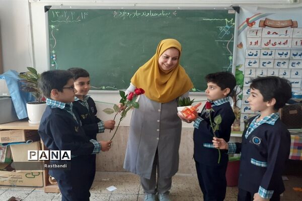 جشن معلم سپاس در دبستان احمد معینی منطقه ۱۳