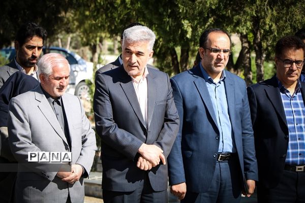 غبار روبی مزار شهدا به‌مناسبت گرامیداشت هفته معلم در ارومیه