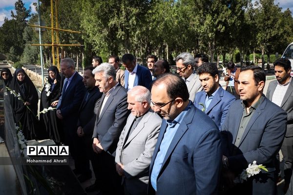 غبار روبی مزار شهدا به‌مناسبت گرامیداشت هفته معلم در ارومیه