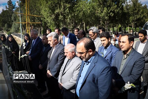 غبار روبی مزار شهدا به‌مناسبت گرامیداشت هفته معلم در ارومیه