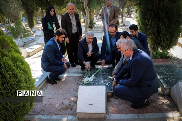 غبار روبی مزار شهدا به‌مناسبت گرامیداشت هفته معلم در ارومیه