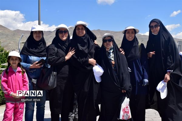 باشکوه‌ترین پیاده‌روی ۲۵۰۰ نفره فرهنگیان شهر تهران