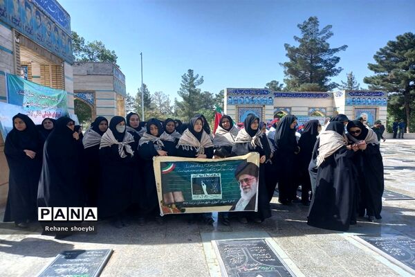 عطرافشانی گلزار شهدای تربت جام‌ به مناسبت هفته معلم