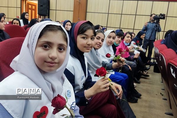 همایش تقدیر ازمراقبین سلامت و دانش‌آموزان  برگزیده در جشنواره  سفیران سلامت دانش‌آموزی