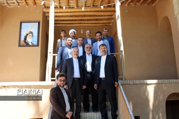 بازدید معاون پرورشی و فرهنگی وزارت آموزش و پرورش از بیت قدیمی امام خمینی (ره)