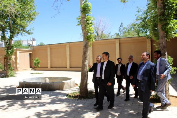 بازدید معاون پرورشی و فرهنگی وزارت آموزش و پرورش از بیت قدیمی امام خمینی (ره)