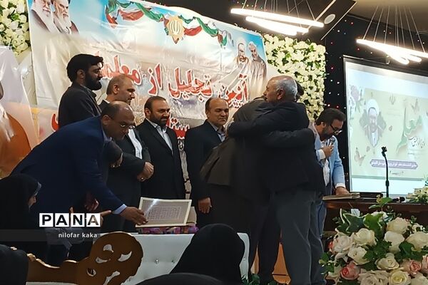 آیین تجلیل از معلمان نمونه شهرستانی و استانی در تالار پذیرایی مهتاب قائمشهر