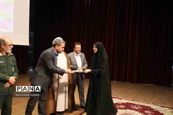 همایش بزرگداشت معلم و آیین تجلیل از معلمان بسیجی