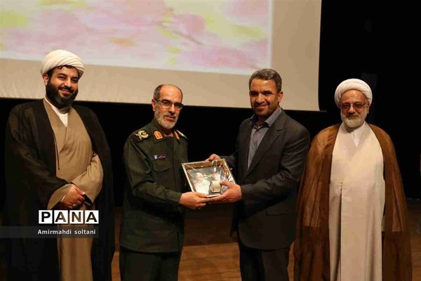 همایش بزرگداشت معلم و آیین تجلیل از معلمان بسیجی