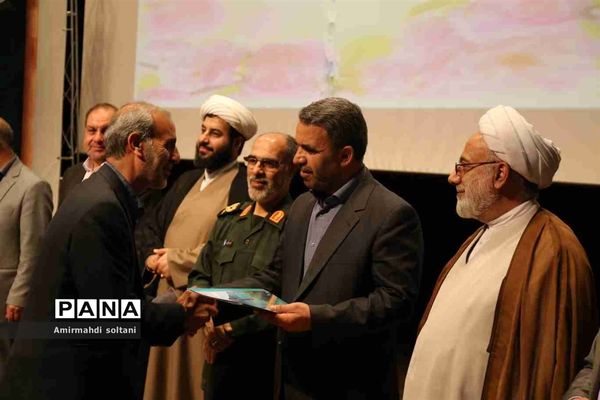 همایش بزرگداشت معلم و آیین تجلیل از معلمان بسیجی