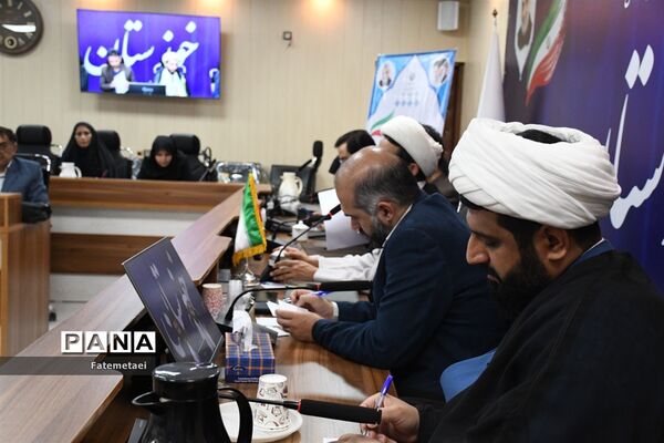 نقد کتاب های درسی توسط اعضای سازمان دانش‌آموزی خوزستان