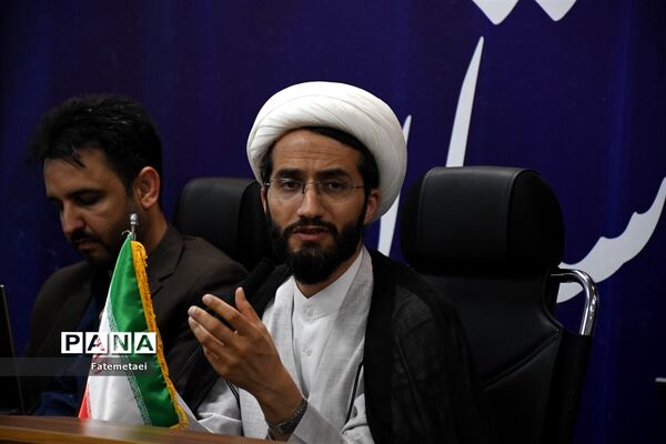 نقد کتاب های درسی توسط اعضای سازمان دانش‌آموزی خوزستان