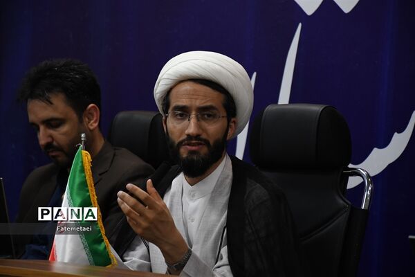 نقد کتاب های درسی توسط اعضای سازمان دانش‌آموزی خوزستان