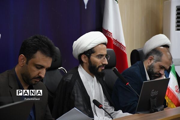 نقد کتاب های درسی توسط اعضای سازمان دانش‌آموزی خوزستان