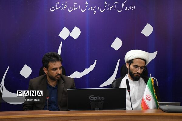 نقد کتاب های درسی توسط اعضای سازمان دانش‌آموزی خوزستان