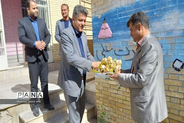 نواختن زنگ سپاس معلم در مدارس منطقه نیر