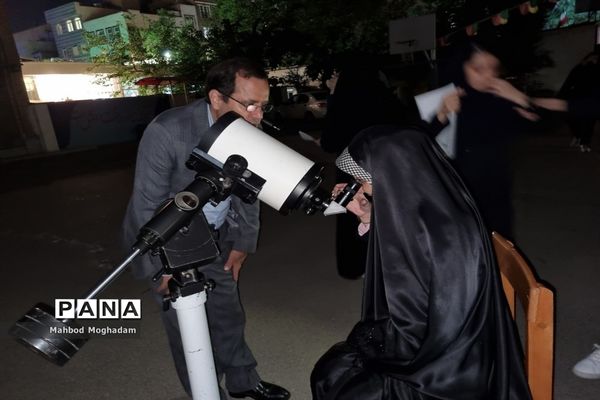 رصد ستارگان در دبیرستان شهیده معصومه قزوینی منطقه ۱۳